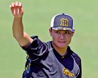 　登板へ向けて調整する西純（撮影・立川洋一郎）