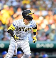 　１回、先制３ランを放つ佐藤輝（撮影・中田匡峻）