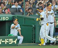 　１回、先制３ランを放った佐藤輝を迎える岡田監督（撮影・立川洋一郎）