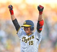 　２回、中前適時打を放ち、両拳を突き上げる西純（撮影・中田匡峻）