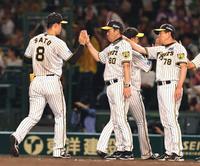 　前半戦を勝利で締め、岡田監督は佐藤輝とタッチする（撮影・山口登）