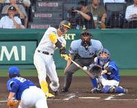 　１回、先制３ランを放つ佐藤輝（撮影・立川洋一郎）