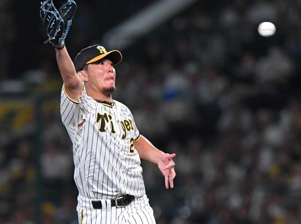 　７回、後藤の打球に伊藤将はグラブを出すも捕球できず、２点適時打となる（撮影・北村雅宏）