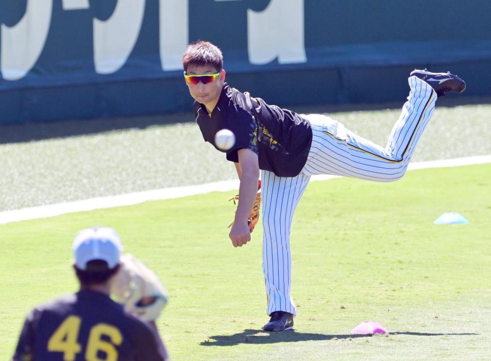 　キャッチボールをして調整する岩崎（撮影・立川洋一郎）