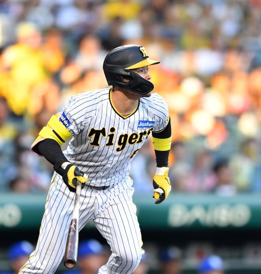 　１回、先制３ランを放つ佐藤輝（撮影・中田匡峻）