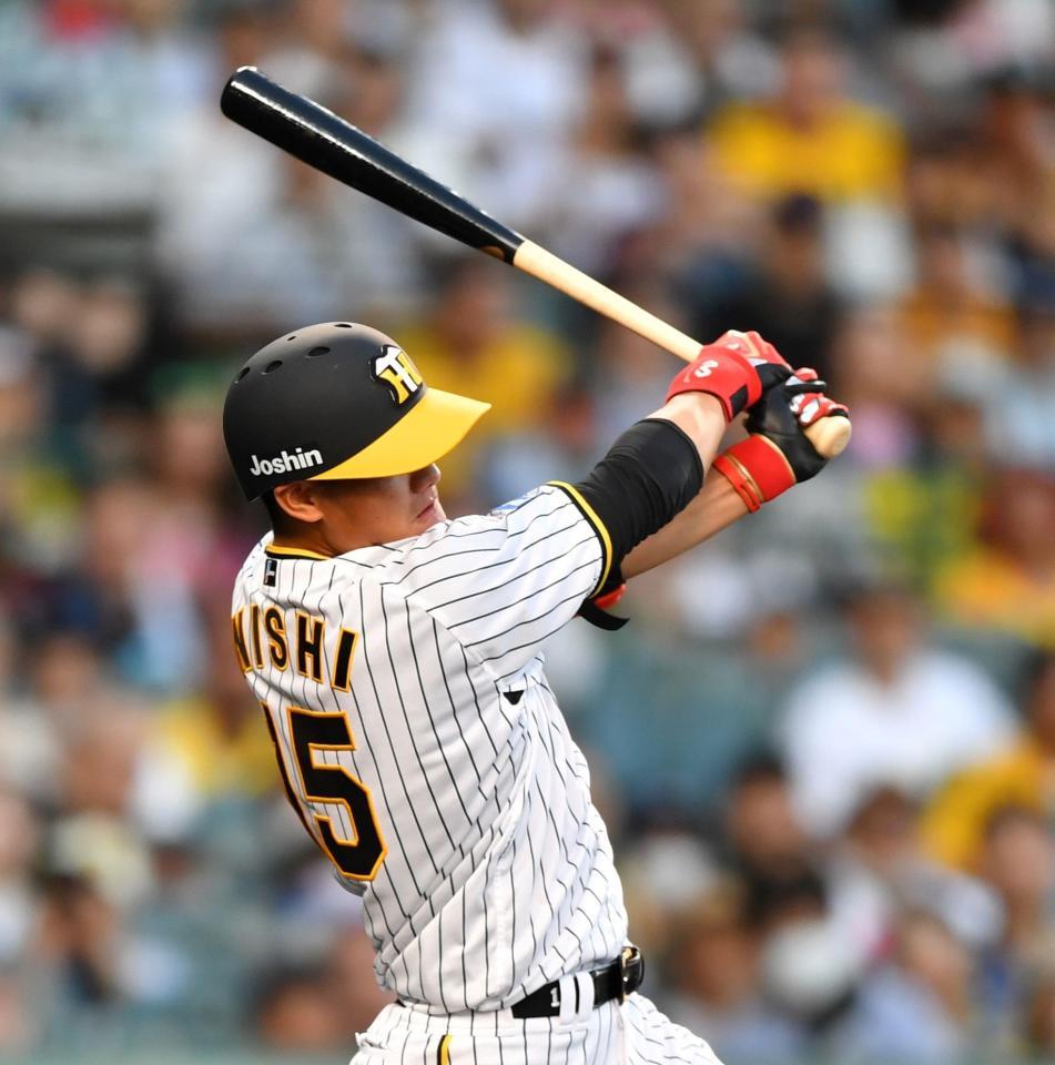 　２回、中前適時打を放つ西純（撮影・中田匡峻）