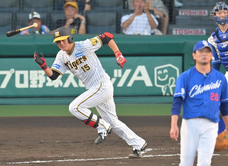 　２回、中前へ適時打を放つ西純（撮影・立川洋一郎）