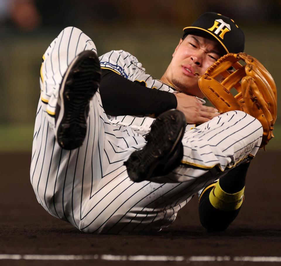 　７回、福永の打球を体に受けグラウンドに倒れ込む佐藤輝（撮影・山口登）