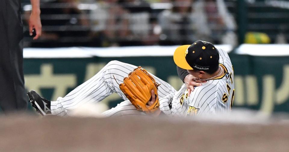 　７回、福永の打球が左肩付近に直撃した佐藤輝（撮影・中田匡峻）