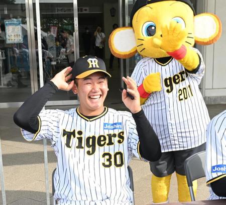 　サイン会で笑顔の門別（撮影・金田祐二）