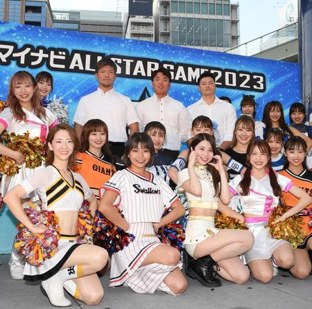 　１２球団のチアガールと撮影する（中央上左から）頓宮、村上、細川（撮影・中田匡峻）