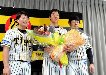 　引退会見後、北條（左）と高山（右）から花束を贈られ笑顔を見せる横田慎太郎さん＝２０１９年９月撮影