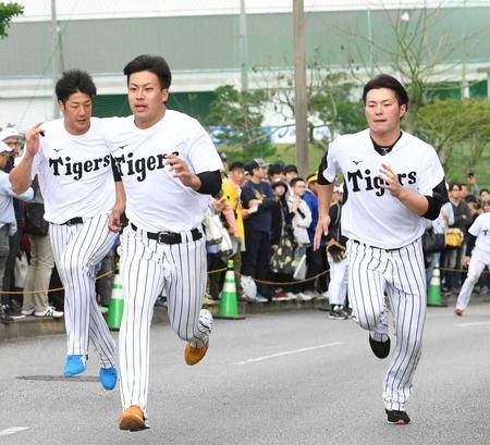 　キャンプで坂道をダッシュする（右から）北條、植田、横田慎太郎さん＝２０１７年２月