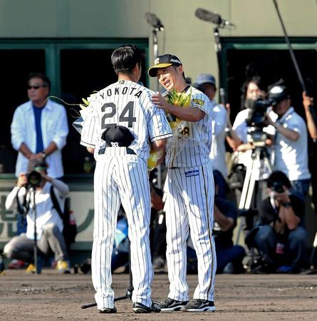 　横田慎太郎さん（左）に花束を贈る矢野監督＝２０１９年９月撮影