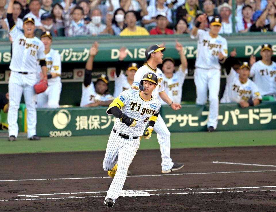 　１回、右中間スタンドへ先制３ランを放ちダイヤモンドを回る佐藤輝（撮影・立川洋一郎）