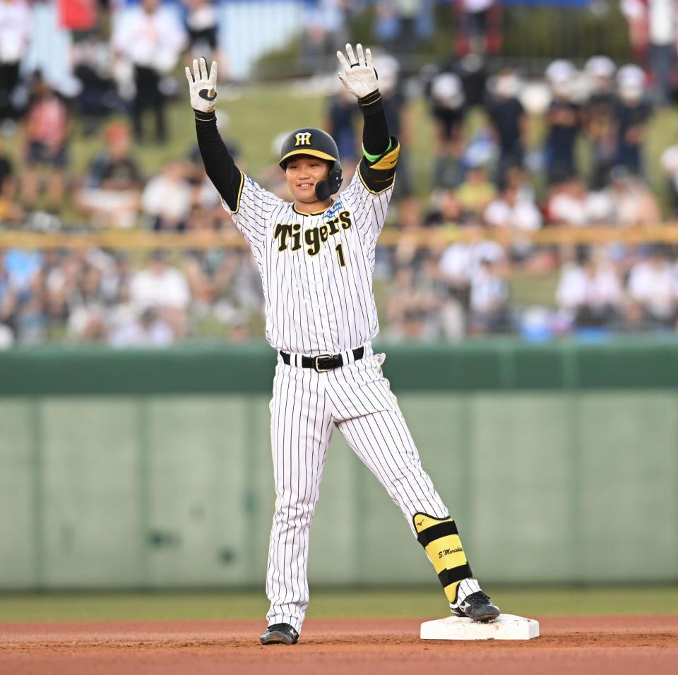 　１回、右中間に先制２点二塁打を放ち喜ぶ森下（撮影・金田祐二）