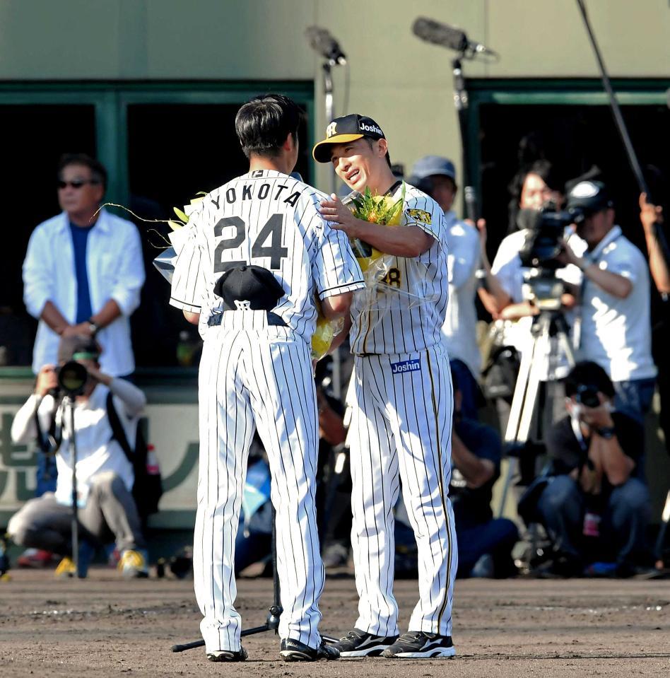 　横田慎太郎さん（左）に花束を贈る矢野監督＝２０１９年９月撮影