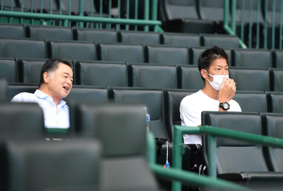 　川藤幸三ＯＢ会長（左）とナインの練習を見守る横田慎太郎さん＝２０２０年７月