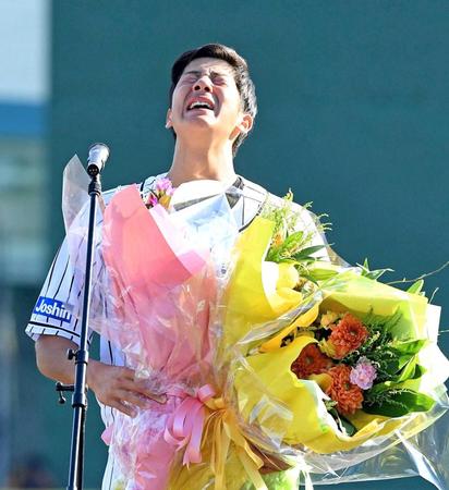 　花束を手に号泣する横田さん