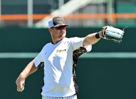 　試合前、キャッチボールをするノイジー