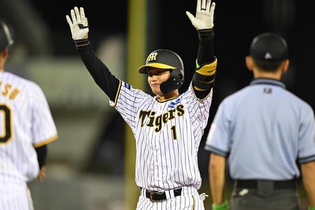 　７回、中前に適時打を放ち喜ぶ森下