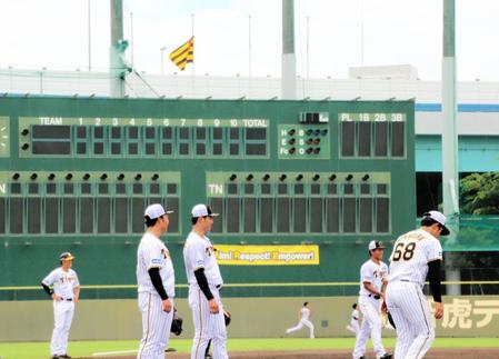 　横田さんへの弔意で半旗が掲げられた鳴尾浜球場