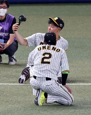 　カメラを手にする佐藤輝（撮影・山口登）