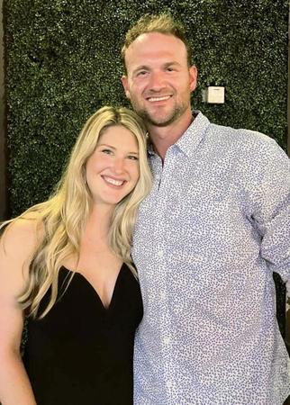 　阪神が獲得したブルワー。左はテリーサ夫人