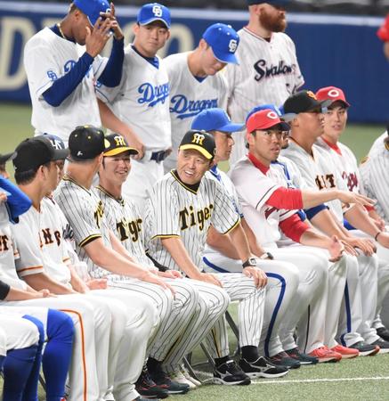 　試合前の記念撮影で選手と談笑する岡田監督（前列中央）＝撮影・棚橋慶太