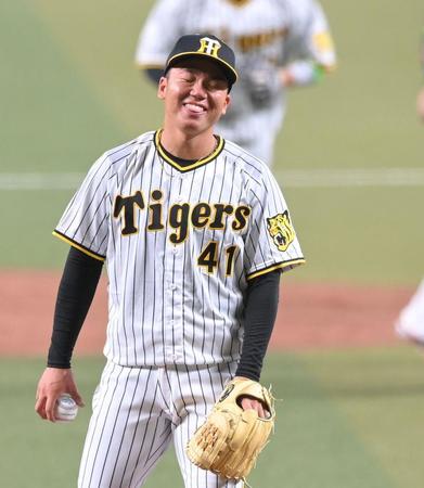 　２回を投げ終え、笑顔を見せる村上（撮影・高部洋祐）