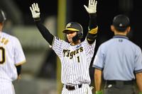 　７回、中前に適時打を放ち喜ぶ森下