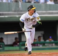 　１回、右中間に２点二塁打を放つ森下