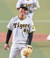 　２回を投げ終え、笑顔を見せる村上（撮影・高部洋祐）