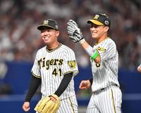 　初回を投げ終えた村上（左）は木浪からグラブタッチをもらう（撮影・中田匡峻）