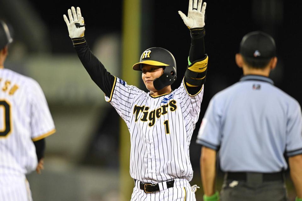 　７回、中前に適時打を放ち喜ぶ森下