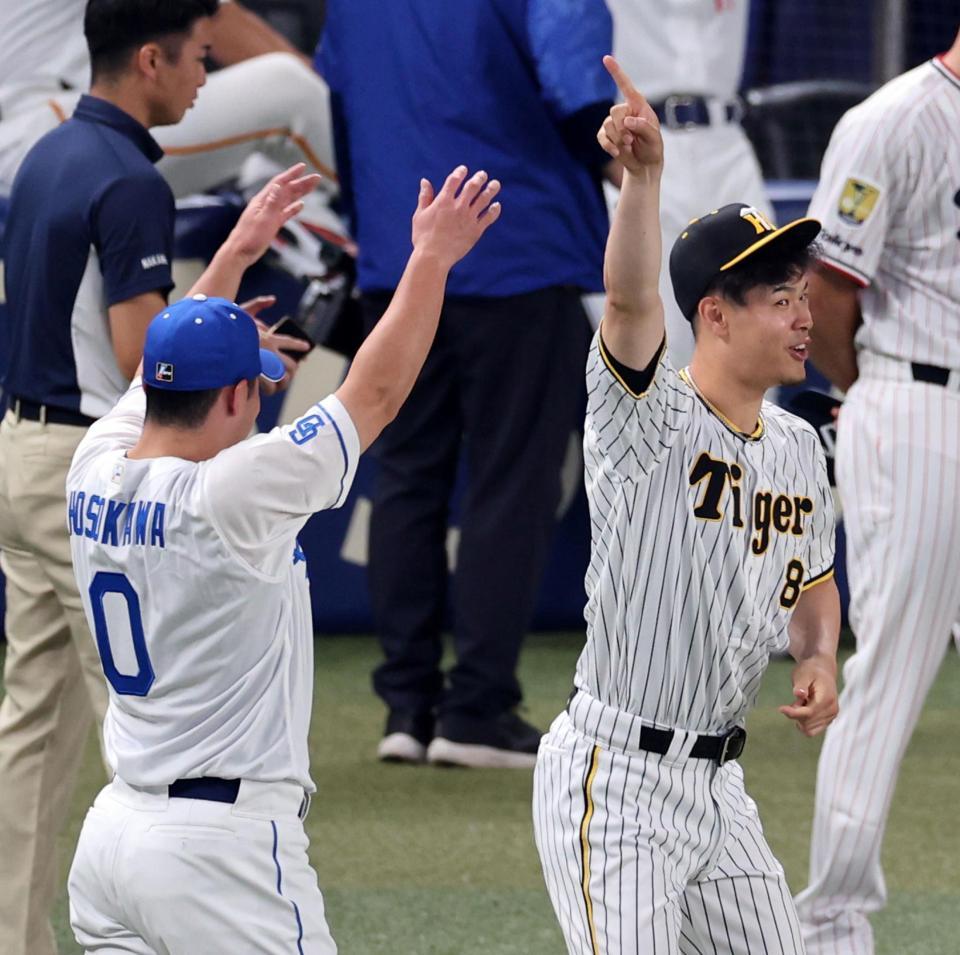 　細川と談笑する佐藤輝（撮影・山口登）