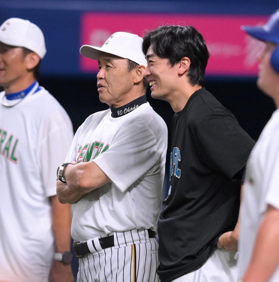 　早大の後輩である和田（右）と談笑する岡田監督（撮影・伊藤笙子）