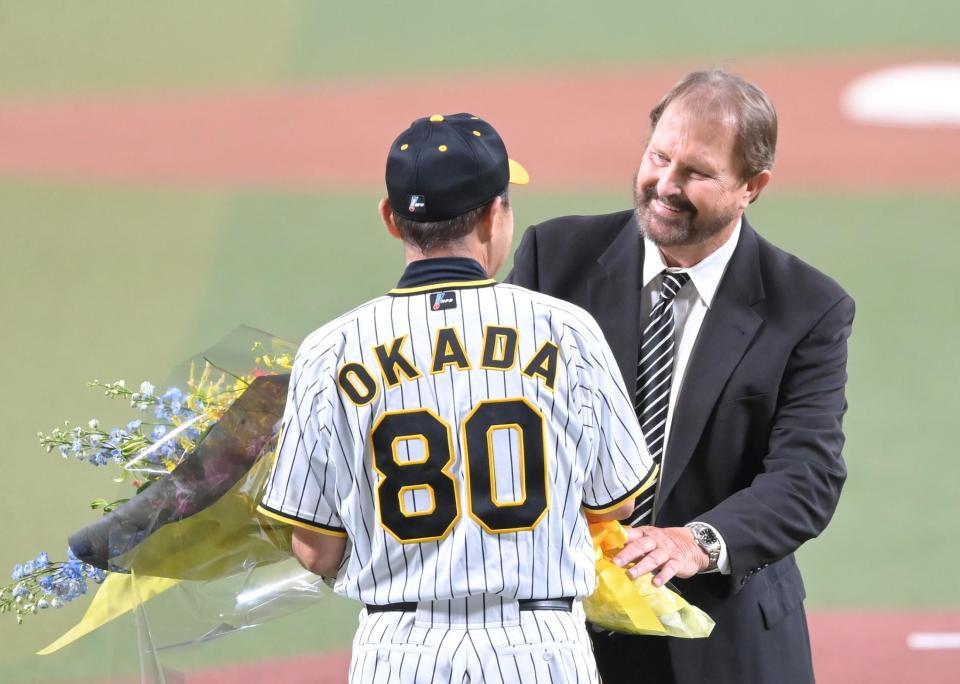 元阪神のバース氏が殿堂入り表彰 ニッコニコの岡田監督から花束