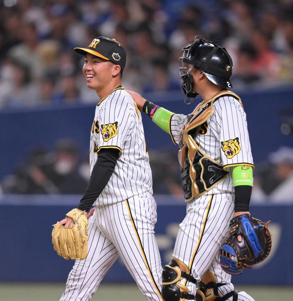 　１回、松本剛に先制適時打を浴びた村上（左）と梅野のバッテリー（撮影・伊藤笙子）