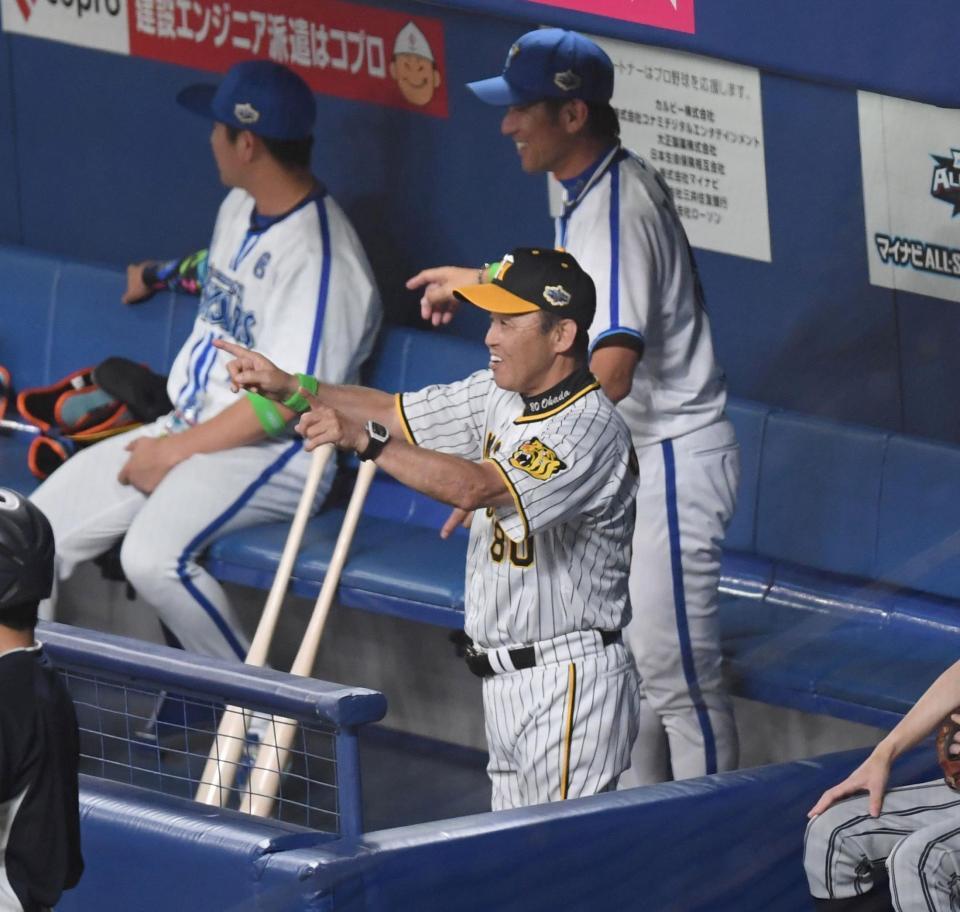 　２回、二塁上の判定に笑顔でリクエストする岡田監督（撮影・棚橋慶太）