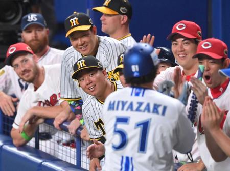 　７回、ソロを放った宮崎（５１）を出迎える村上ら