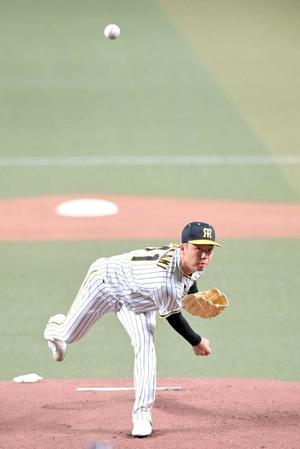 　初球、超スローボールを投じる村上