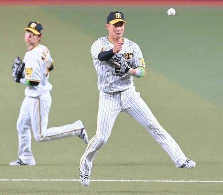 　５回、柳田の遊ゴロをさばく木浪