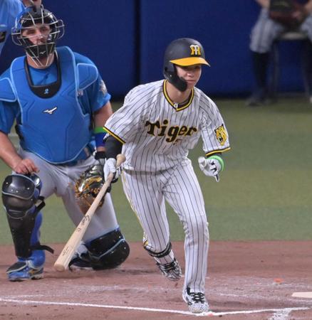 　６回、右前打を放つ中野