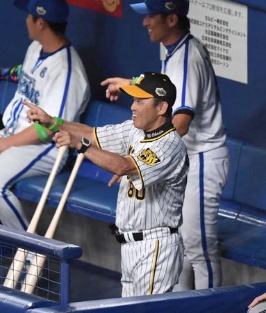 　二塁上の判定をめぐり笑顔でリクエストする岡田監督