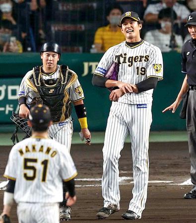 マウンドで悔しがる阪神時代の藤浪（右）。捕手梅野＝甲子園、２０２２年撮影