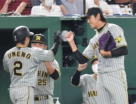 梅野（左）を祝福する藤浪＝東京ドーム、２０２２年撮影