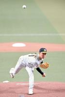 　初球、超スローボールを投じる村上