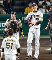 マウンドで悔しがる阪神時代の藤浪（右）。捕手梅野＝甲子園、２０２２年撮影