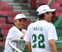 高津監督（右）と談笑する岡田監督（撮影・中田匡峻）